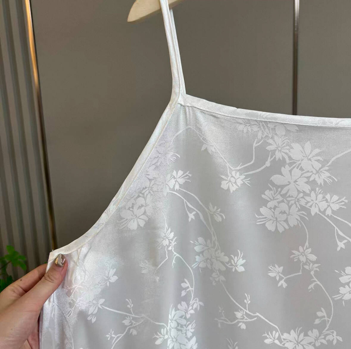 Sleeveless, simple and fashionable women's suspender, long and versatile, loose fit, solid color, white temperament