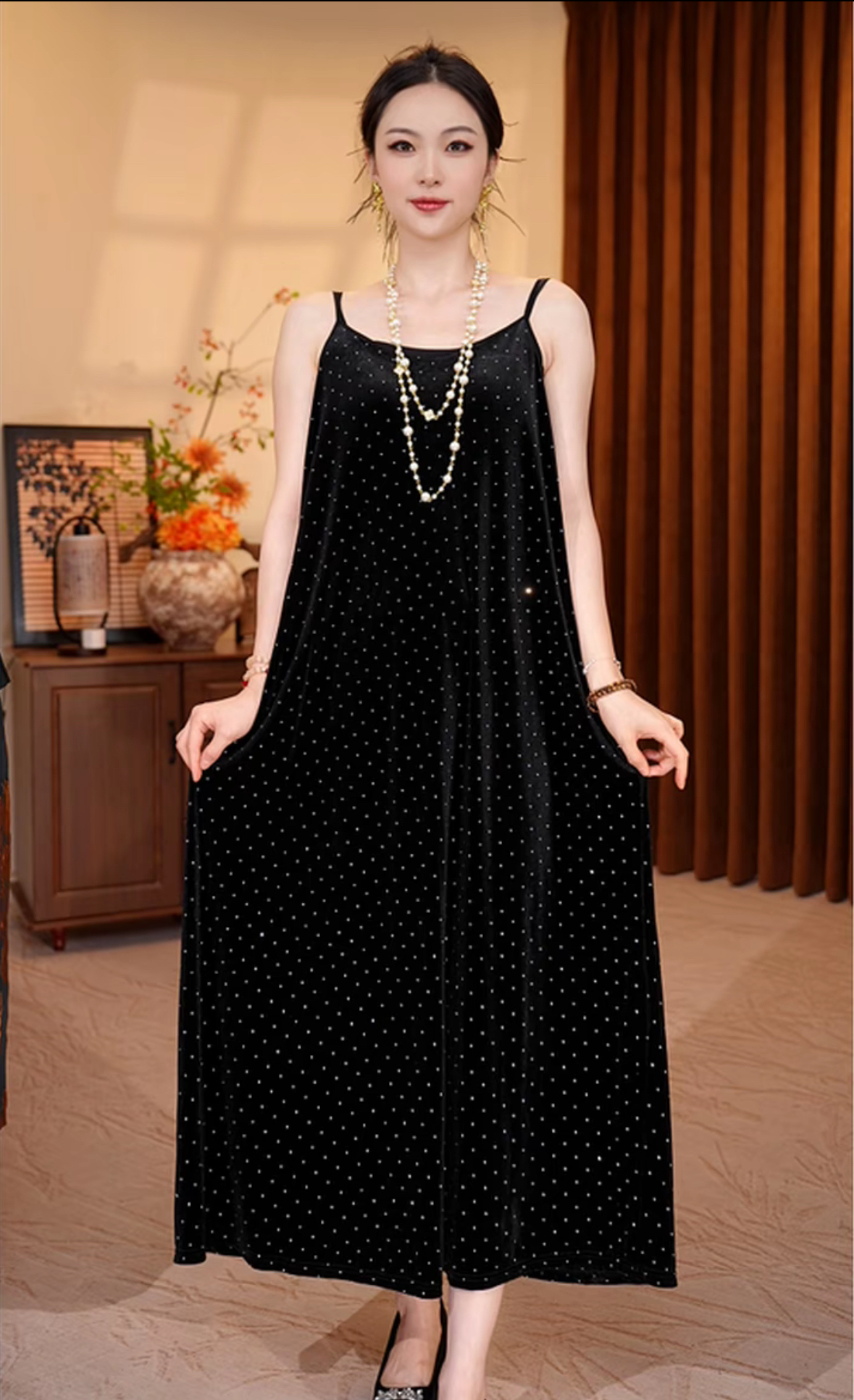 Autumn and winter French V-neck black polka dot velvet camisole dress for women, light luxury and fashionable
